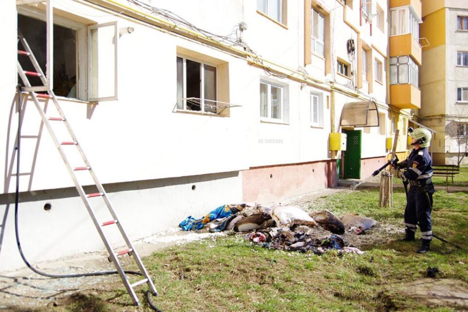 Panică într-un bloc din Burdujeni, din cauza unui incendiu provocat intenționat într-un apartament