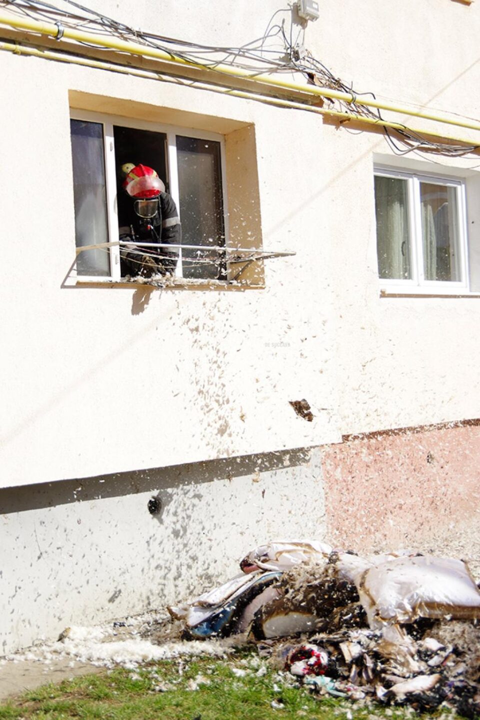 Panică într-un bloc din Burdujeni, din cauza unui incendiu provocat intenționat într-un apartament