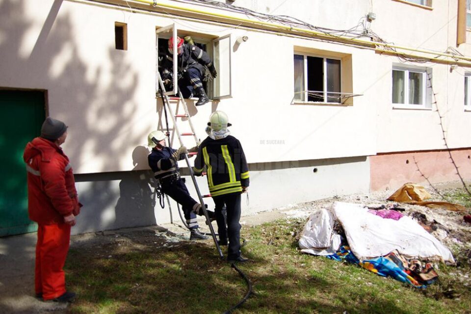Pompierii au pătruns pe geam în apartamentul incendiat