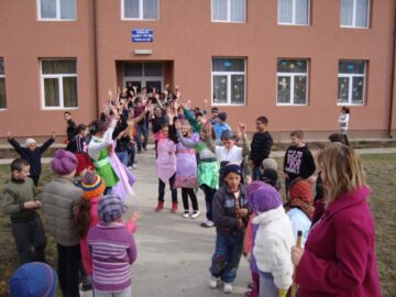 Copiii nevoiași din Vicovu de Sus îi scriu săptămânal lui Dumnezeu