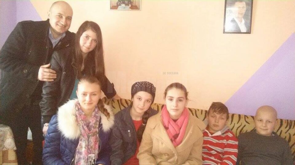 Marius Damian (dreapta) alături de elevii care i-au întins o mână de ajutor