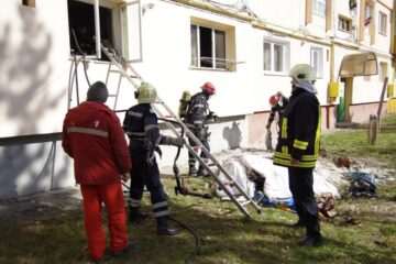 Incendiul a izbucnit miercuri, în jurul orei 10.15, într-un apartament de la parterul unui bloc de pe strada Gheorghe Doja