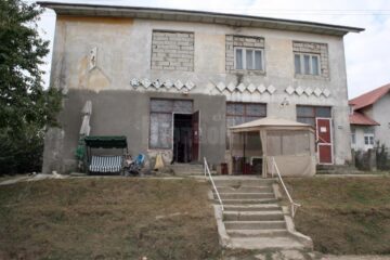 Clădirea din Hreațca adăpostește, la parter, un magazin mixt și un bar unde se servesc băuturi alcoolice