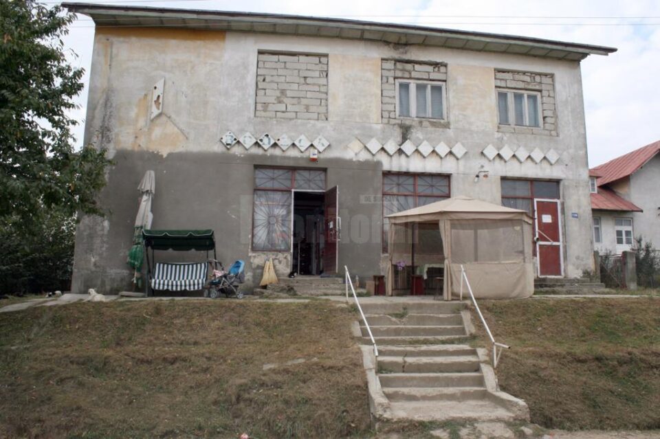 Clădirea din Hreațca adăpostește, la parter, un magazin mixt și un bar unde se servesc băuturi alcoolice Clădirea din Hreațca adăpostește, la parter, un magazin mixt și un bar unde se servesc băuturi alcoolice