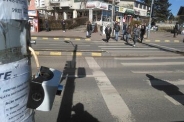 Butonul de acționare a semaforului pentru pietoni a fost distrus zilele trecute