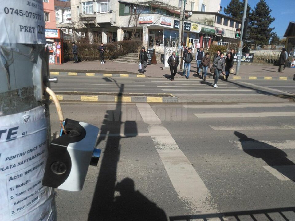 Butonul de acționare a semaforului pentru pietoni a fost distrus zilele trecute