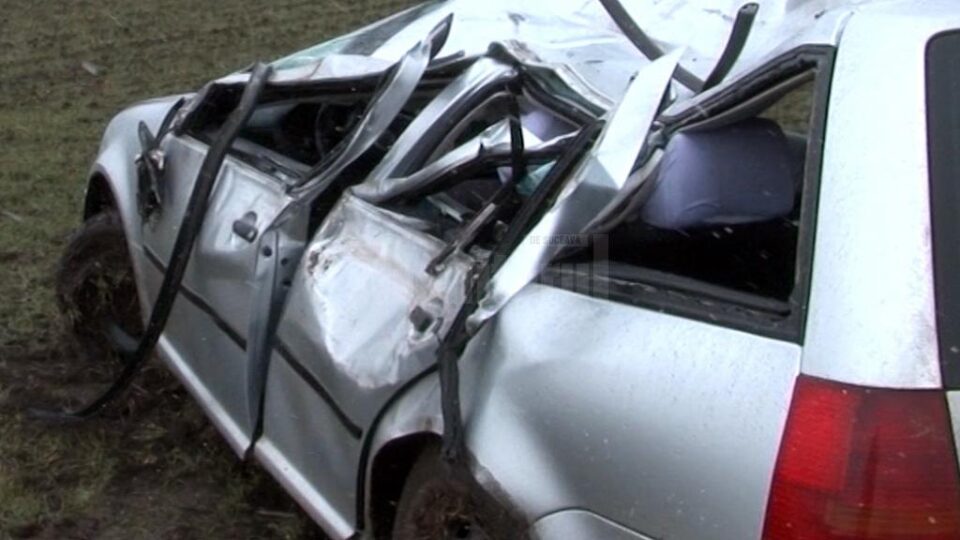 Deși mașina a fost serios avariată, conducătoarea auto și tânăra care o însoțea în autoturism au scăpat fără răni grave