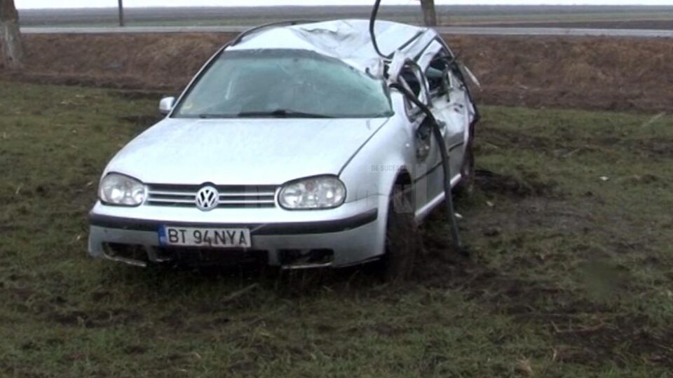 Deși mașina a fost serios avariată, conducătoarea auto și tânăra care o însoțea în autoturism au scăpat fără răni grave