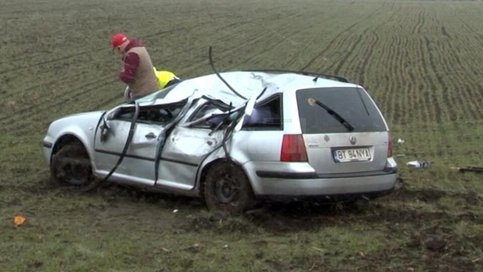 Deși mașina a fost serios avariată, conducătoarea auto și tânăra care o însoțea în autoturism au scăpat fără răni grave