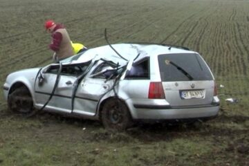 Deși mașina a fost serios avariată, conducătoarea auto și tânăra care o însoțea în autoturism au scăpat fără răni grave