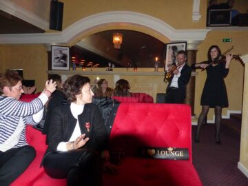 Un buchet de melodii pentru sucevence, oferit de artiștii Mirel Manea, Vlad Miriță și Bogdan Vlădău