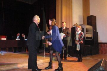 56 de elevi din municipiul Rădăuți, cât și dascălii care i-au pregătit, au fost recompensați de administrația rădăuțeană