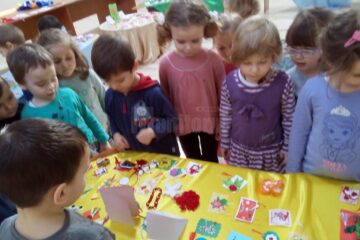 Preșcolarii de la Grădinița „Prichindel” au realizat mărțișoare pentru copiii au autism