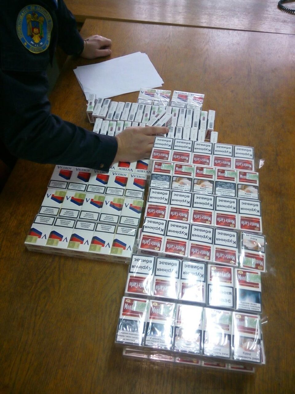 Tranzacție de țigări de contrabandă, surprinsă de jandarmi