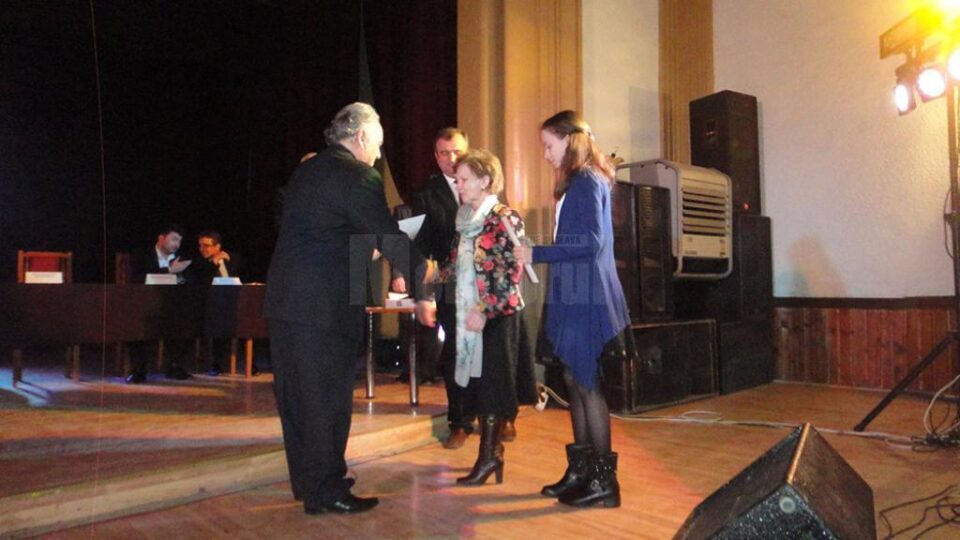 56 de elevi din municipiul Rădăuți, cât și dascălii care i-au pregătit, au fost recompensați de administrația rădăuțeană