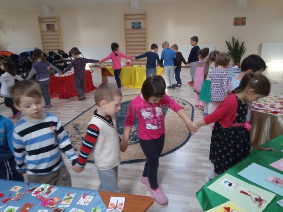 Preșcolarii de la Grădinița „Prichindel” au realizat mărțișoare pentru copiii au autism