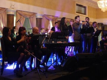 Un buchet de melodii pentru sucevence oferit de artiștii Mirel Manea, Vlad Miriță și Bogdan Vlădău