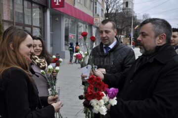 Un zâmbet, o floare și o felicitare din partea deputatului Ioan Balan pentru femeile din municipiul Suceava