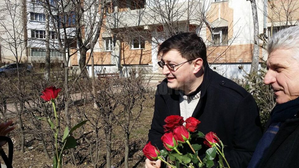 Ovidiu Donțu și Tiberius Brădățan le-au transmis urări de bine și le-au împărțit flori femeilor din municipiul Suceava