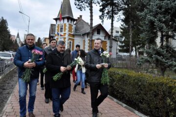 Un zâmbet, o floare și o felicitare din partea deputatului Ioan Balan pentru femeile din municipiul Suceava