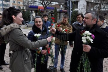 Un zâmbet, o floare și o felicitare din partea deputatului Ioan Balan pentru femeile din municipiul Suceava