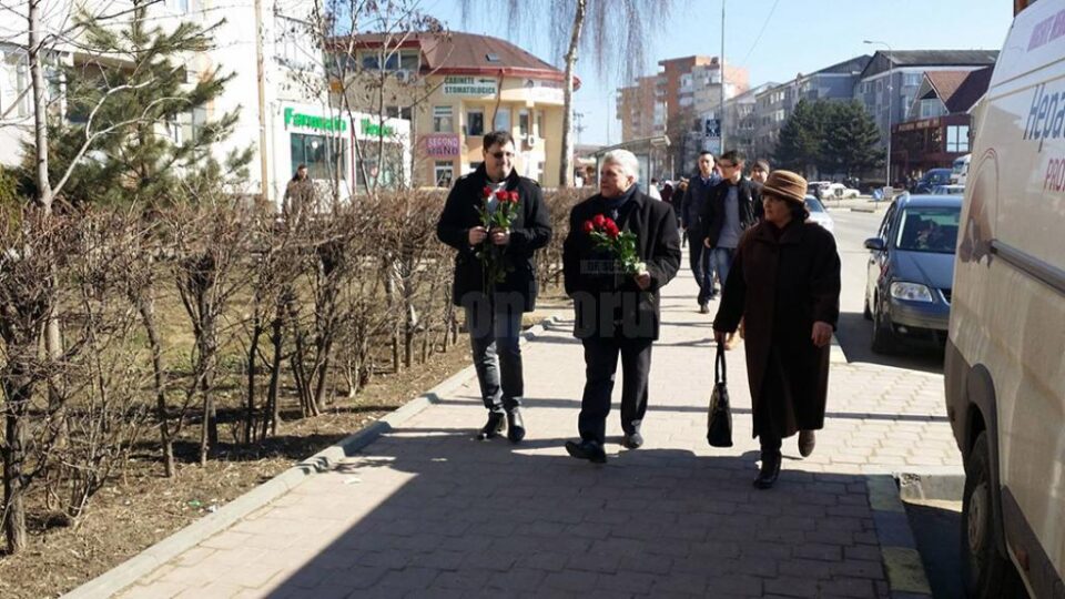 Ovidiu Donțu și Tiberius Brădățan le-au transmis urări de bine și le-au împărțit flori femeilor din municipiul Suceava