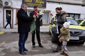 Un zâmbet, o floare și o felicitare din partea deputatului Ioan Balan pentru femeile din municipiul Suceava