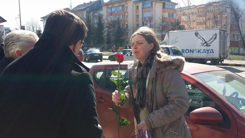Ovidiu Donțu și Tiberius Brădățan le-au transmis urări de bine și le-au împărțit flori femeilor din municipiul Suceava