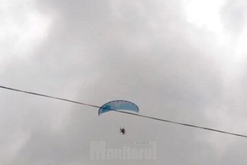 Parapantistul Leopold Aga, salutat din aer de colegi
