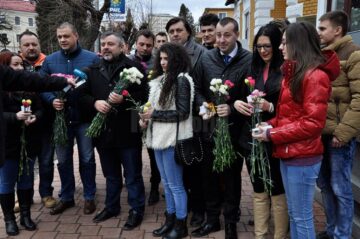 Un zâmbet, o floare și o felicitare din partea deputatului Ioan Balan pentru femeile din municipiul Suceava