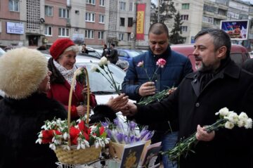 Un zâmbet, o floare și o felicitare din partea deputatului Ioan Balan pentru femeile din municipiul Suceava