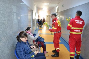 Pompierii SMURD, într-o misiune plăcută pe holurile Spitalului Județean