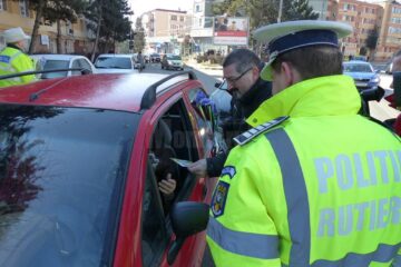 Auto Mitric și Poliția Rutieră au deja o tradiție de 9 ani în a oferi flori doamnelor din trafic, de 8 Martie
