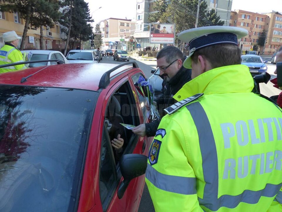 Auto Mitric și Poliția Rutieră au deja o tradiție de 9 ani în a oferi flori doamnelor din trafic, de 8 Martie Auto Mitric și Poliția Rutieră au deja o tradiție de 9 ani în a oferi flori doamnelor din trafic, de 8 Martie