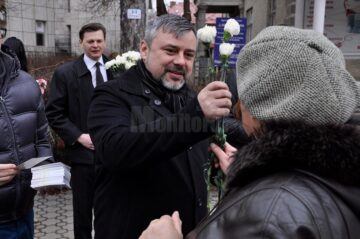 Un zâmbet, o floare și o felicitare din partea deputatului Ioan Balan pentru femeile din municipiul Suceava