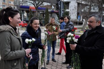 Un zâmbet, o floare și o felicitare din partea deputatului Ioan Balan pentru femeile din municipiul Suceava