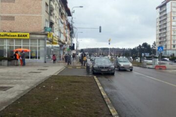 BMW lăsat în drum, în plin centrul orașului