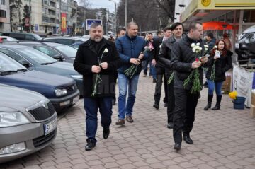 Un zâmbet, o floare și o felicitare din partea deputatului Ioan Balan pentru femeile din municipiul Suceava