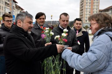 Un zâmbet, o floare și o felicitare din partea deputatului Ioan Balan pentru femeile din municipiul Suceava