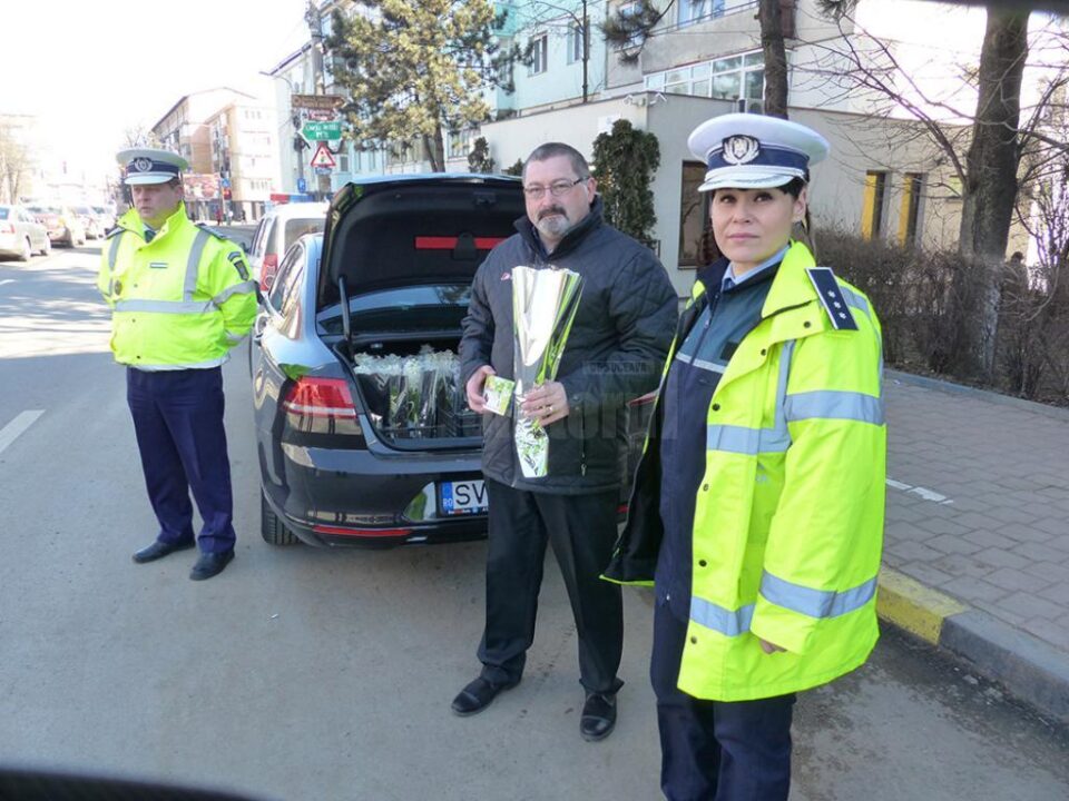 Flori pentru doamnele de la volan, de la Auto Mitric și polițiștii rutieri