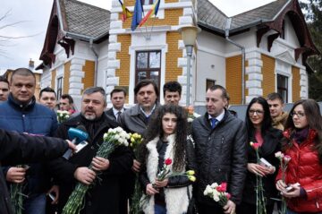 Un zâmbet, o floare și o felicitare din partea deputatului Ioan Balan pentru femeile din municipiul Suceava