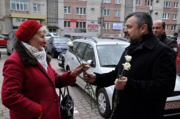 Un zâmbet, o floare și o felicitare din partea deputatului Ioan Balan pentru femeile din municipiul Suceava