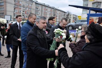 Balan a fost însoțit de o echipă de tineri liberali, de copreședintele organizației municipale Marius Zmău și de viceprimarii Lucian Harșovschi și Ovidiu Doroftei
