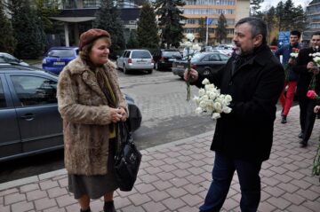 Un zâmbet, o floare și o felicitare din partea deputatului Ioan Balan pentru femeile din municipiul Suceava