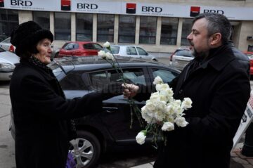 Un zâmbet, o floare și o felicitare din partea deputatului Ioan Balan pentru femeile din municipiul Suceava