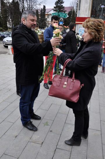 Un zâmbet, o floare și o felicitare din partea deputatului Ioan Balan pentru femeile din municipiul Suceava