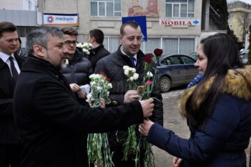 Un zâmbet, o floare și o felicitare din partea deputatului Ioan Balan pentru femeile din municipiul Suceava