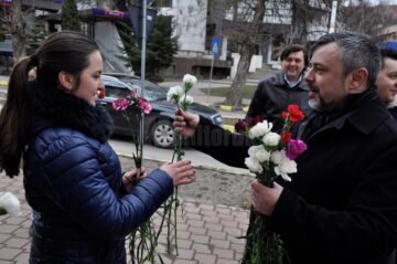 Un zâmbet, o floare și o felicitare din partea deputatului Ioan Balan pentru femeile din municipiul Suceava