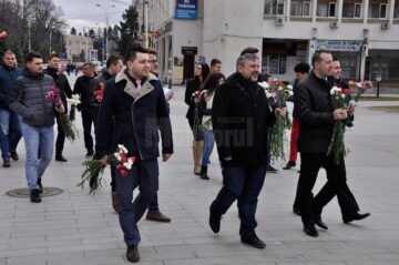 Un zâmbet, o floare și o felicitare din partea deputatului Ioan Balan pentru femeile din municipiul Suceava