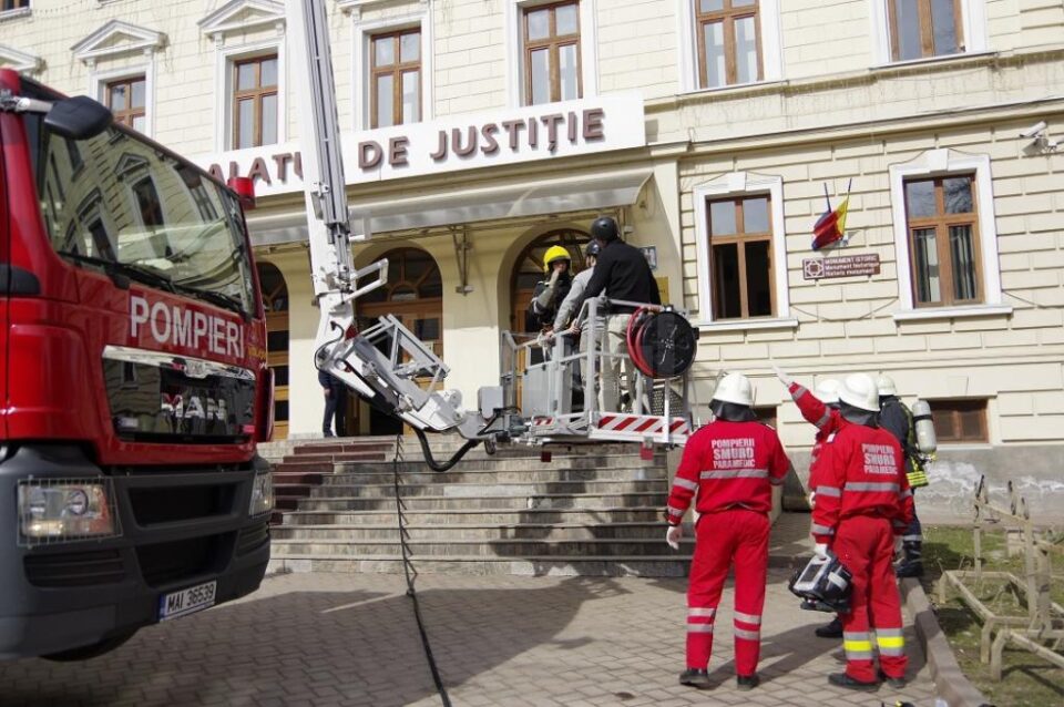 Aplicație cu un incendiu simulat la Palatul de Justiție